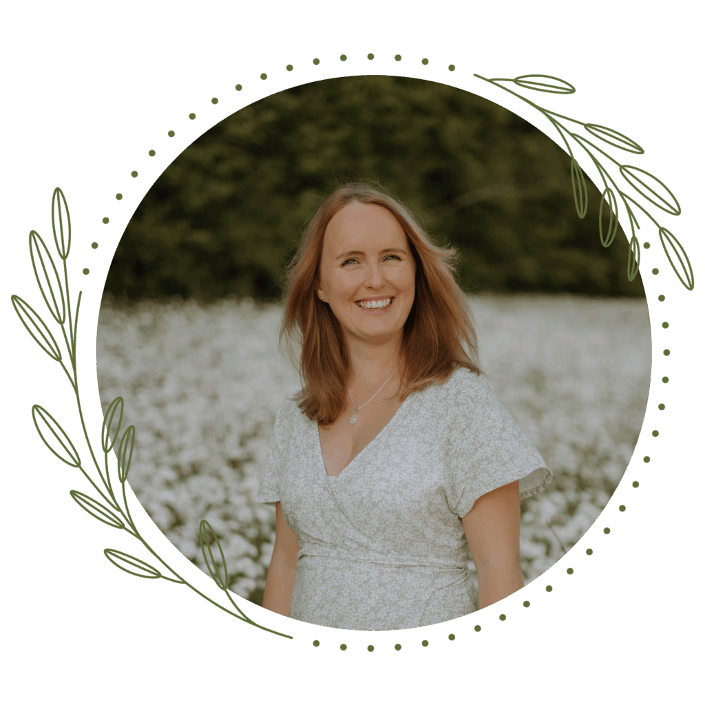 Oberkörperporträt von Ann Kathrin Gloris in floralem Rahmen, lächelnd, blonde schulterlange Haare, helles Kleid